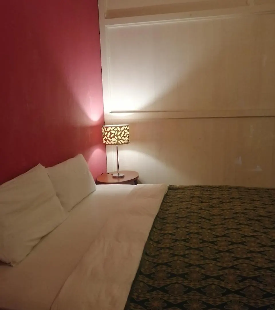 At Penny'S Place Hostel Caters To Women Τζωρτζ Τάουν